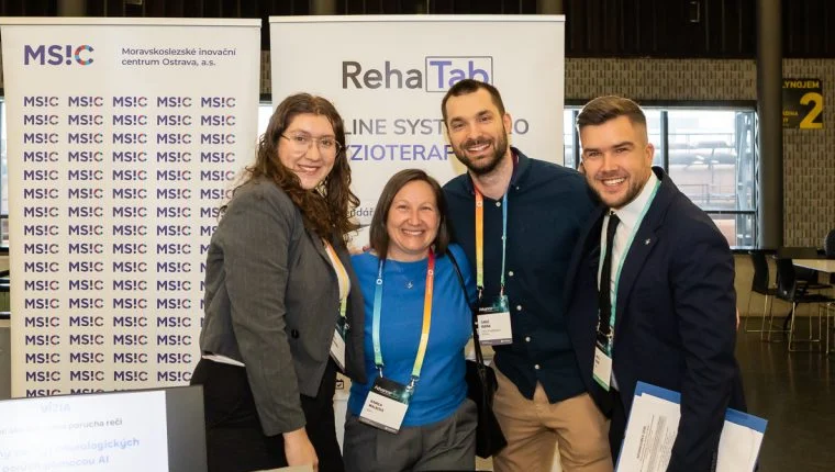 Adéla Husáková, Kamila Walková, Lukáš Kubina a Matěj Misař na konferencii AdvanceMed