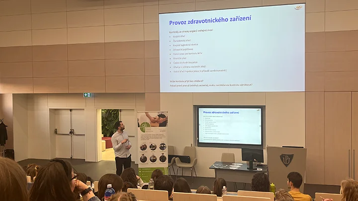 Lukáš Kubina na univerzite prednáša študentom o legislatíve